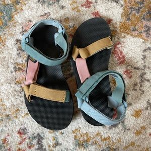 Tevas, Size 6